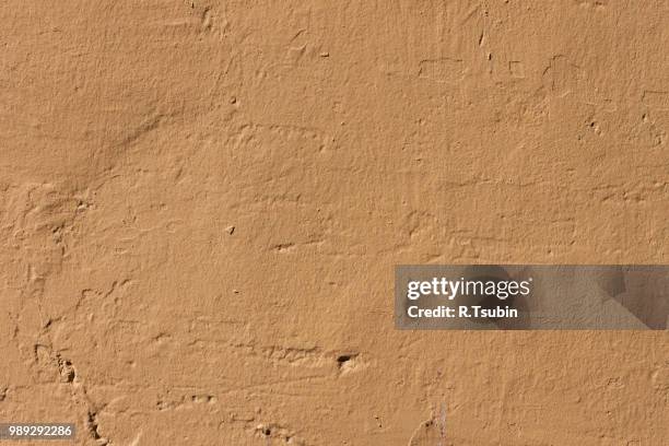 yellowed wall background textured - schmiererei stock-fotos und bilder
