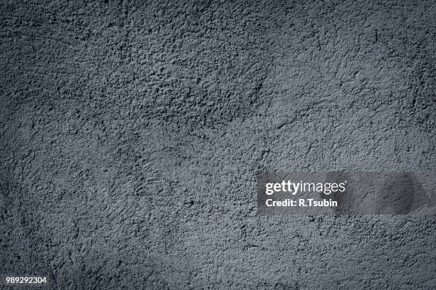 gray plaster wall background textured - schmiererei stock-fotos und bilder