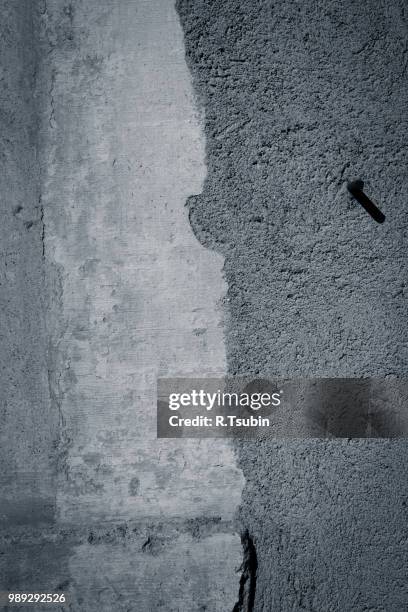 new and old plaster walls background textured - schmiererei stock-fotos und bilder