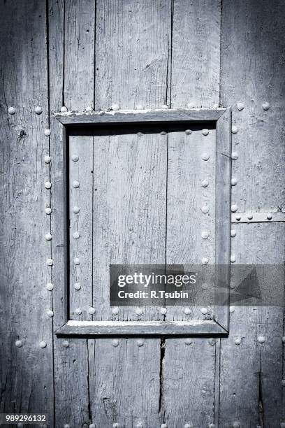 black and white painted wood door with frame - parquet cloué photos et images de collection