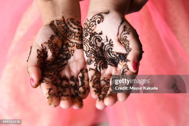 close-up of young girls hands with henna - henna stockfoto's en -beelden