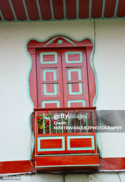 balcon rojo - balcon stock pictures, royalty-free photos & images