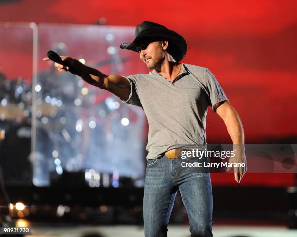 Tim McGraw performs at Cruzan Amphitheatre on May 8, 2010 in West Palm Beach, Florida.