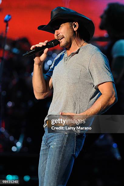 Tim McGraw performs at Cruzan Amphitheatre on May 8, 2010 in West Palm Beach, Florida.