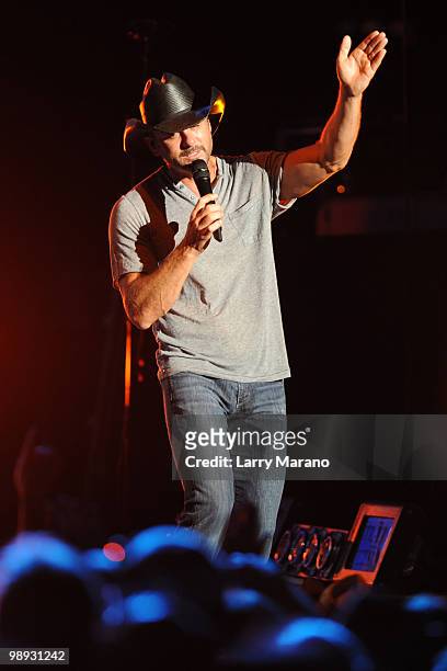 Tim McGraw performs at Cruzan Amphitheatre on May 8, 2010 in West Palm Beach, Florida.