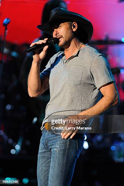 Tim McGraw performs at Cruzan Amphitheatre on May 8, 2010 in West Palm Beach, Florida.