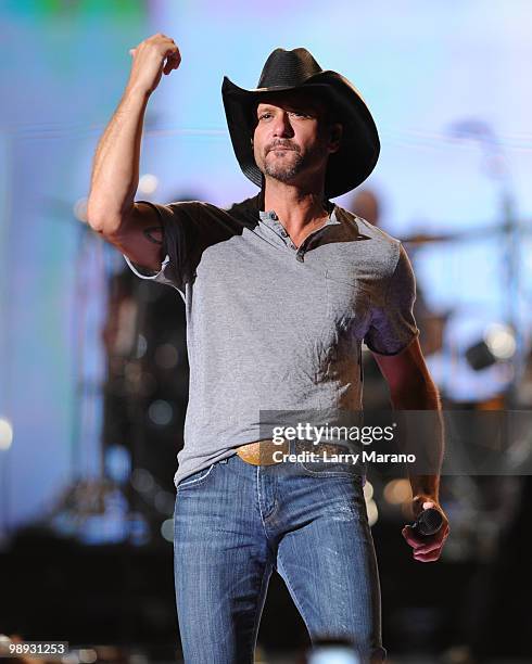 Tim McGraw performs at Cruzan Amphitheatre on May 8, 2010 in West Palm Beach, Florida.