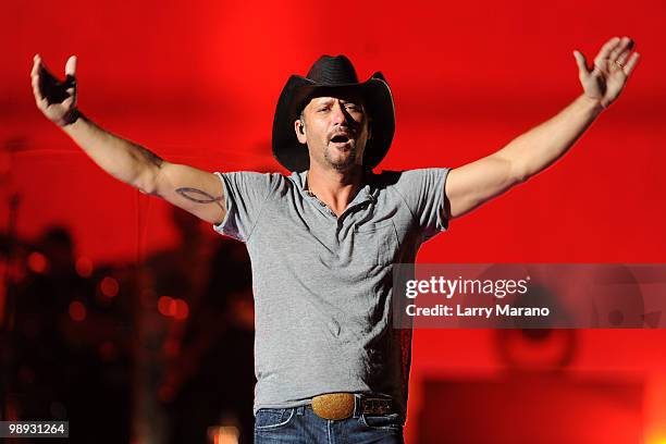 Tim McGraw performs at Cruzan Amphitheatre on May 8, 2010 in West Palm Beach, Florida.