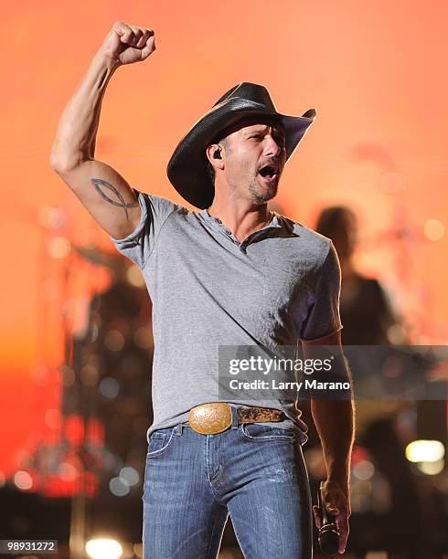 Tim McGraw performs at Cruzan Amphitheatre on May 8, 2010 in West Palm Beach, Florida.