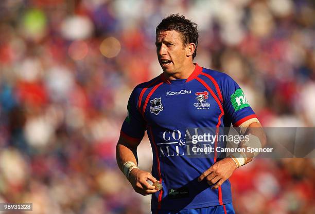 Knights captain Kurt Gidley talks to team mates during the round nine NRL match between the Newcastle Knights and the Gold Coast Titans at...