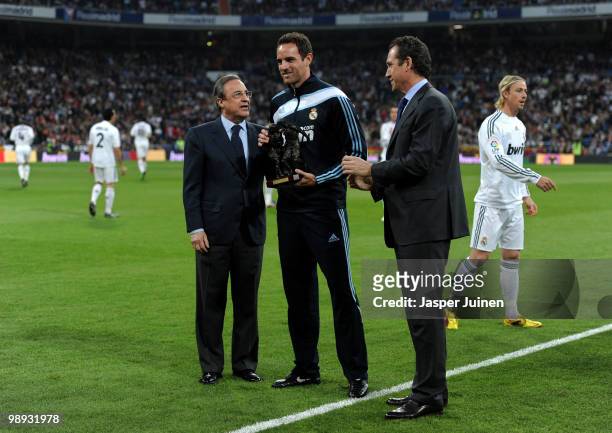 Christoph Metzelder of Real Madrid stands flanked by Real Madrid's President Florentino Perez and Jorge Valdano prior to the start of the La Liga...