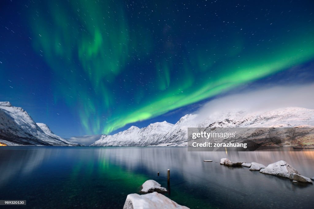 Aurora boreale verde nella baia di Jokulsarlon, Tromso, Norvegia