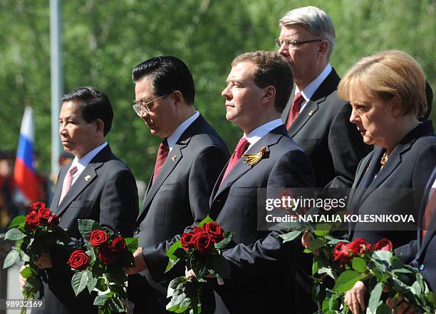 Russian President Dmitry Medvedev , German Chancellor Angela Merkel, Chinese President Hu Jintao and other heads of state participate in a...