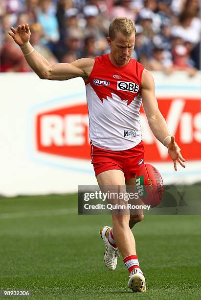 Ryan O'Keefe of the Swans kicks during the round seven AFL match between the Geelong Cats and the Sydney Swans at Skilled Stadium on May 9, 2010 in...