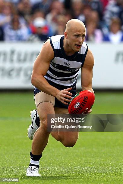 Gary Ablett of the Cats looks to handpass during the round seven AFL match between the Geelong Cats and the Sydney Swans at Skilled Stadium on May 9,...