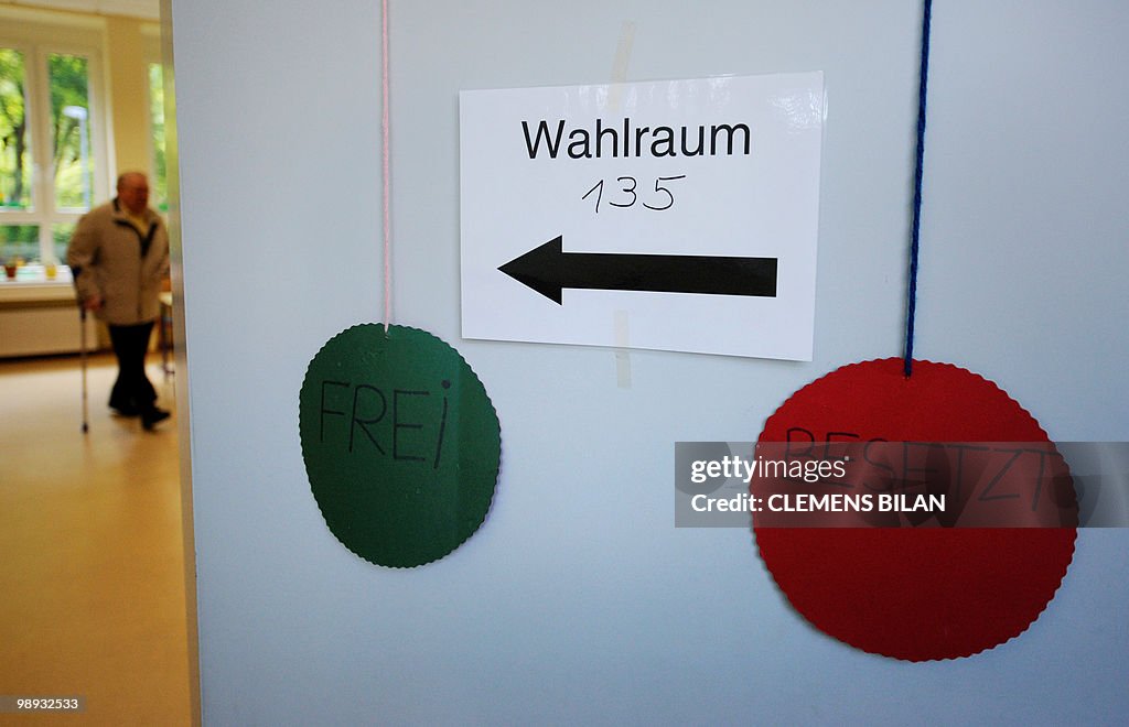 A sign shows the way to the voting room