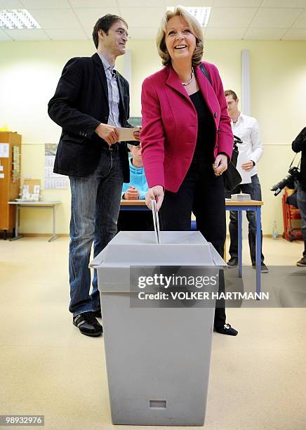 The Social Democrats main candidate Hannelore Kraft and her husband Udo cast their votes during regional elections in the western German state of...