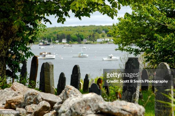 view to pemaquid harbor, maine from the historic colonial pemaquid cemetery. - ニューハーバー ストックフォトと画像