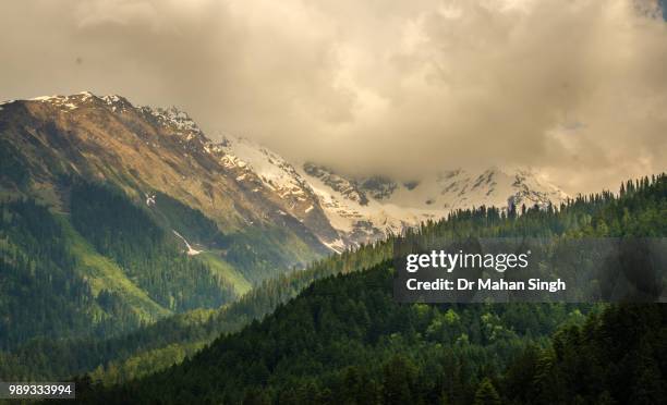 the mesmerizing landscape of kheer ganga glacier - ganga stock-fotos und bilder