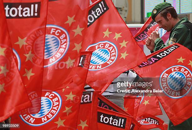 Police man talks to fans of Bayern Muenchen celebrating their team's German championship title at the town hall square on May 9, 2010 in Munich,...