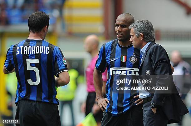 Inter Milan's Portuguese coach Jose Mourinho talks with Inter Milan's Serbian midfielder Dejan Stankovic and Inter Milan's Brazilian defender Maicon...