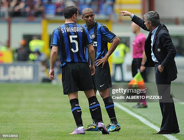 Inter Milan's Portuguese coach Jose Mourinho talks with Inter Milan's Serbian midfielder Dejan Stankovic and Inter Milan's Brazilian defender Maicon...