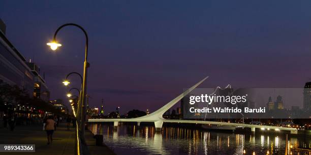 puente de la mujer - mujer stock pictures, royalty-free photos & images