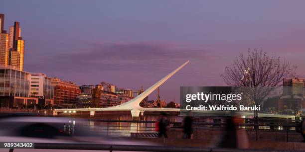 puente de la mujer - mujer stock pictures, royalty-free photos & images