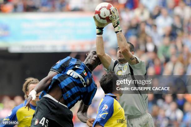 Inter Milan's forward Mario Balotelli jumps for the balll with Chievo goalkeeper Stefano Sorrentino during their Serie A football match at San Siro...