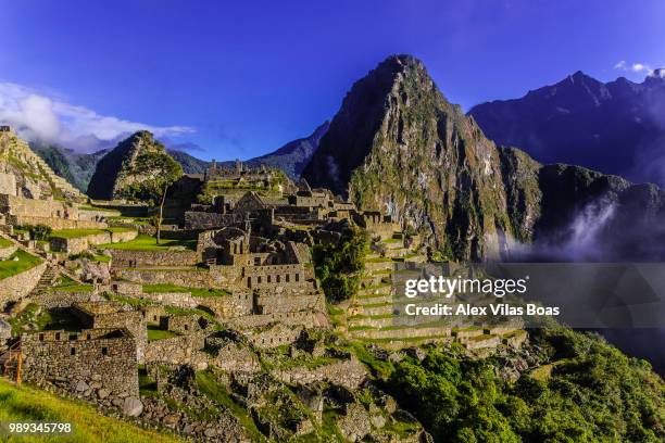 above the river - ruinas incas de machu picchu fotografías e imágenes de stock