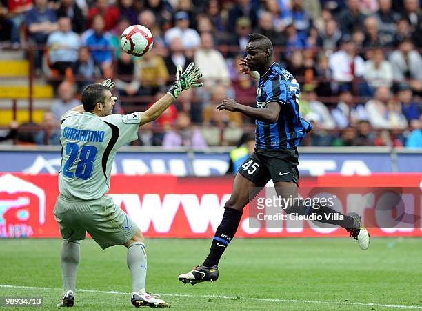 Mario Balotelli of FC Internazionale Milano scores past Chievo's goalkeeper Stefano Sorrentino during the Serie A match between FC Internazionale...