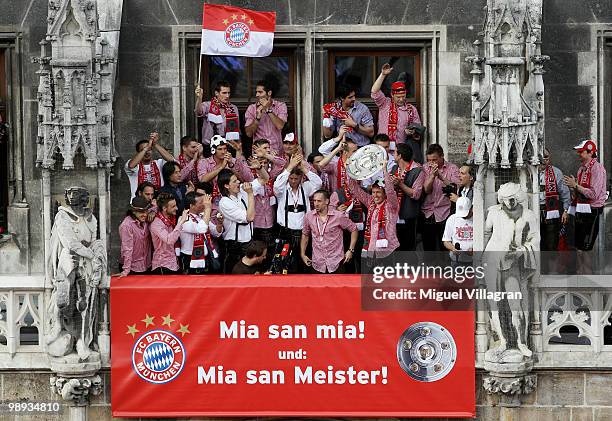 Arjen Robben and the team of Bayern Muenchen present the German championship trophy on the balcony of the town hall during the champions party on the...