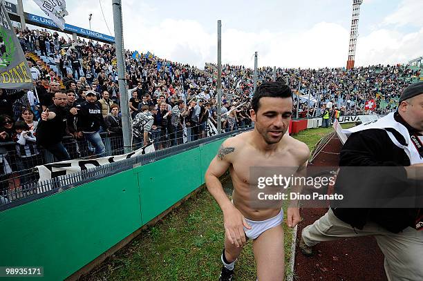 Antonio Di Natale of Udinese applaud the fans at the end Serie A match between Udinese Calcio and AS Bari at Stadio Friuli on May 9, 2010 in Udine,...
