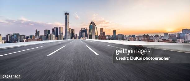 empty road in beijing cbd - dukai stockfoto's en -beelden