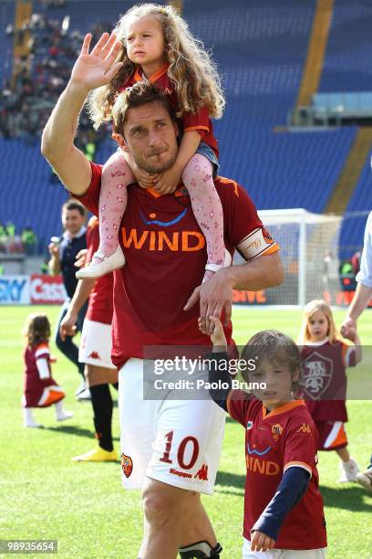 Francesco Totti of AS Roma, with his daughter Chanel on his shoulders and son Cristian, celebrates victory after the Serie A match between AS Roma...