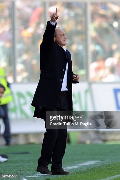Delio Rossi coach of Palermo issues instructions during the Serie A match between US Citta di Palermo and UC Sampdoria at Stadio Renzo Barbera on May...