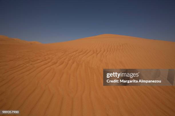 the sand dunes of wahiba sands oman - almpanezou bildbanksfoton och bilder