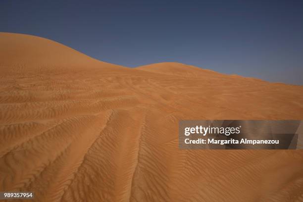 the sand dunes of wahiba sands oman - almpanezou stockfoto's en -beelden