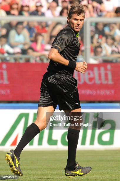 The referee Roberto Rosetti looks on during the Serie A match between US Citta di Palermo and UC Sampdoria at Stadio Renzo Barbera on May 9, 2010 in...
