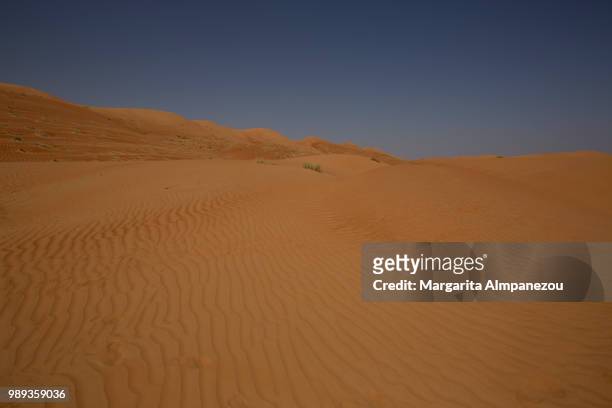 the sand dunes of wahiba sands oman - almpanezou stockfoto's en -beelden