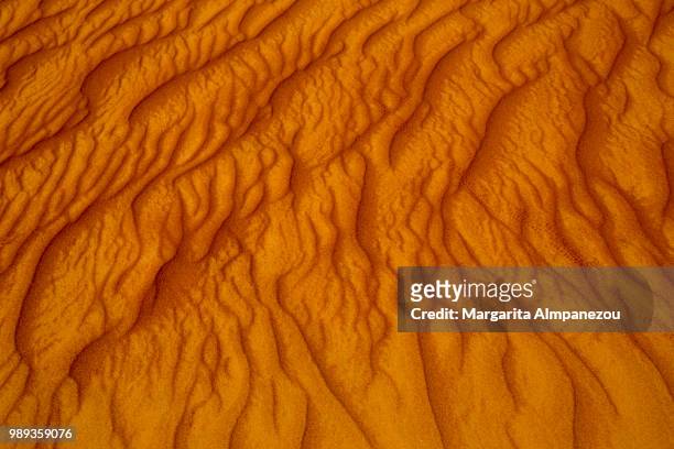 the sand dunes of wahiba sands oman - almpanezou stockfoto's en -beelden