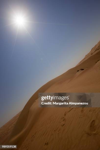 sun over the sand dunes of wahiba sands oman - almpanezou bildbanksfoton och bilder