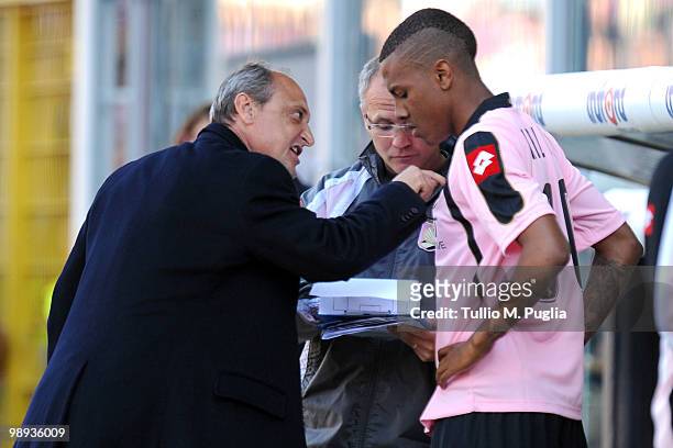 Palermo's coach Delio Rossi issues instructions to Abel Hernandez during the Serie A match between US Citta di Palermo and UC Sampdoria at Stadio...
