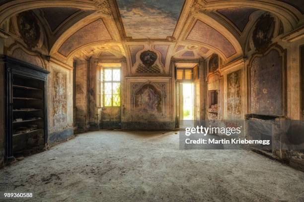 the history fades - castle imagens e fotografias de stock