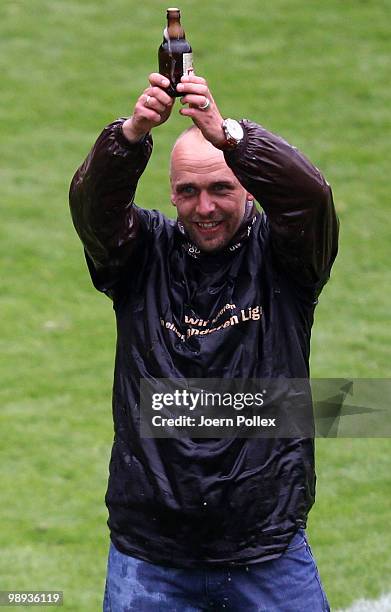 Head coach Holger Stanislawski of St. Pauli celebrates after the Second Bundesliga match between FC St. Pauli and SC Paderborn at Millerntor stadium...