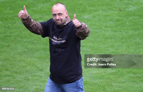 Head coach Holger Stanislawski of St. Pauli celebrate after the Second Bundesliga match between FC St. Pauli and SC Paderborn at Millerntor stadium...