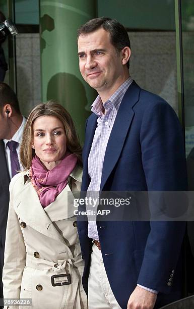 Spanish crown Prince Felipe and his wife Princess Letizia arrive at the public hospital in Barcelona on May 9, 2010 to visit Spain's King Juan Carlos...