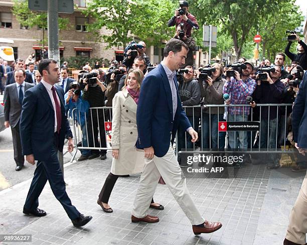 Spanish crown Prince Felipe and his wife Princess Letizia arrive at the public hospital in Barcelona on May 9, 2010 to visit Spain's King Juan Carlos...