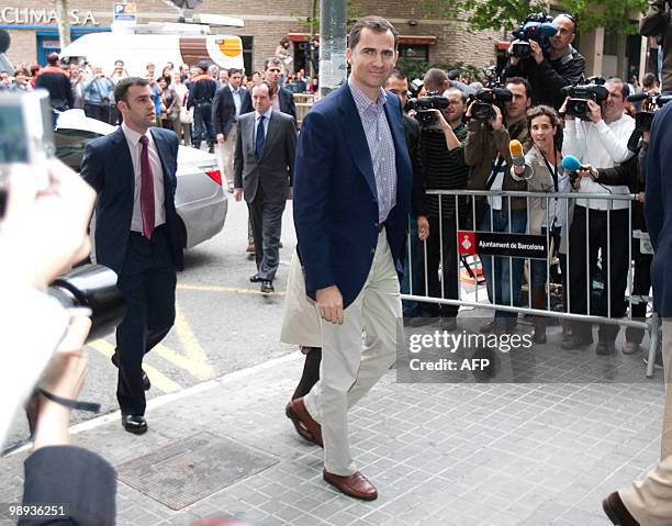 Spanish crown Prince Felipe and his wife Princess Letizia arrive at the public hospital in Barcelona on May 9, 2010 to visit Spain's King Juan Carlos...