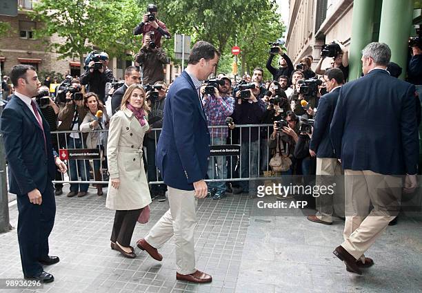 Spanish crown Prince Felipe and his wife Princess Letizia arrive at the public hospital in Barcelona on May 9, 2010 to visit Spain's King Juan Carlos...